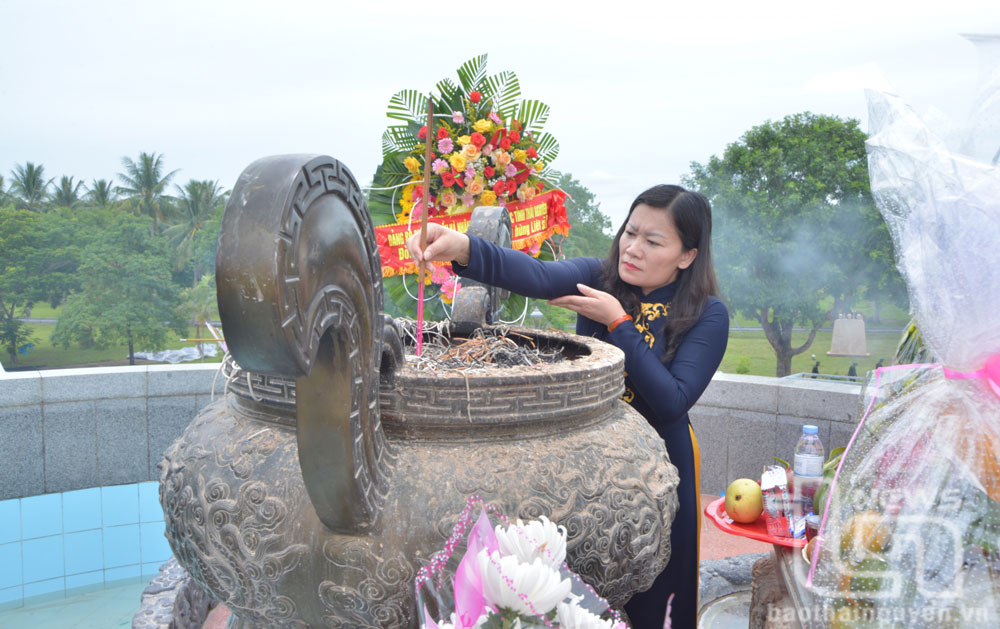 Đồng chí Mai Thị Thúy Nga, Phó Chủ tịch HĐND tỉnh, thắp hương tri ân các liệt sĩ tại Di tích lịch sử Quốc gia đặc biệt Thành cổ Quảng Trị.