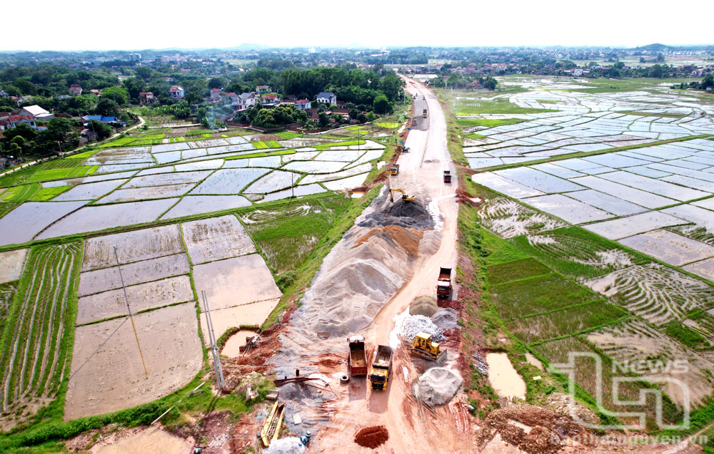 Các đơn vị chủ đầu tư và nhà thầu đang đẩy nhanh tiến độ thi công đường Vành đai V nối từ huyện Phú Bình sang tỉnh Bắc Giang. Ảnh: N.N