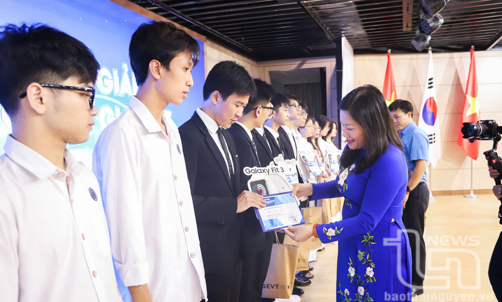 Ms. Mai Thi Thuy Nga, Vice Chairwoman of the Thai Nguyen Provincial Peoples Council, presented scholarships to students from the province who excelled in the 2023-2024 National Excellent Student Exam. 