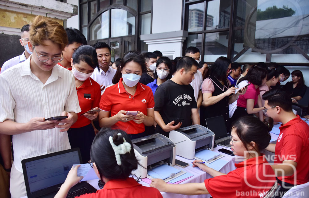 Đông đảo người dân đến đăng ký tham gia hiến máu tại Ngày hội Thái Nguyên ngàn trái tim hồng năm 2024.