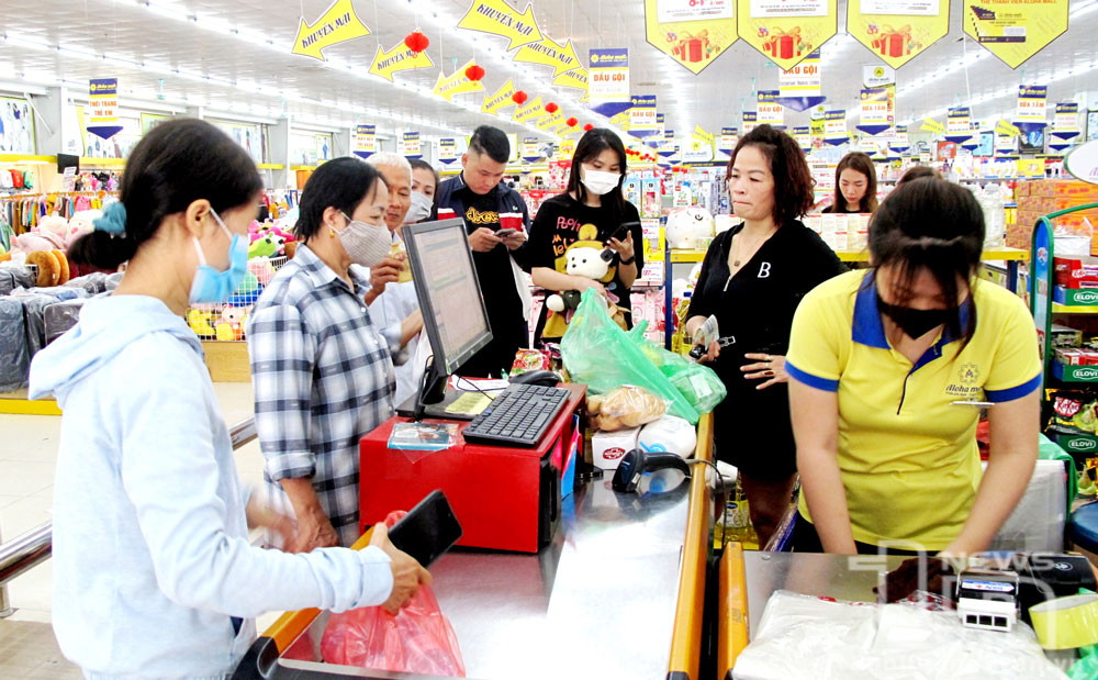 Tăng lương nhưng giá hàng hóa vẫn bình ổn là mong đợi của nhiều người (ảnh mang tính chất minh họa).