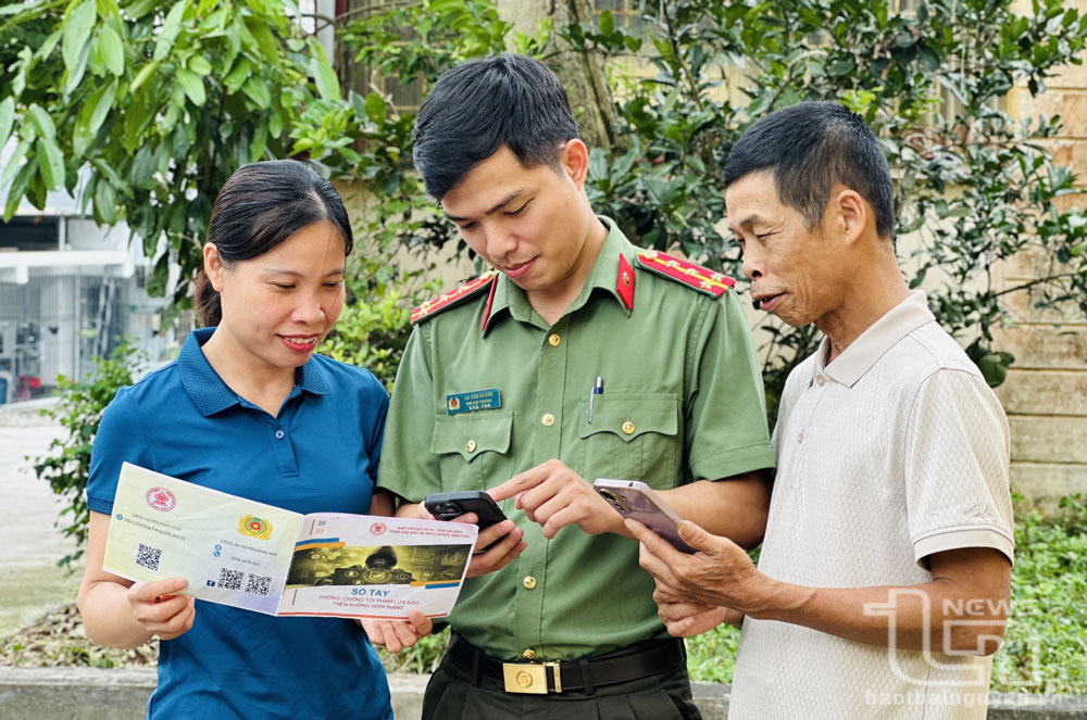 Cán bộ Công an huyện Định Hóa tuyên truyền về phòng chống tội phạm trên không gian mạng.