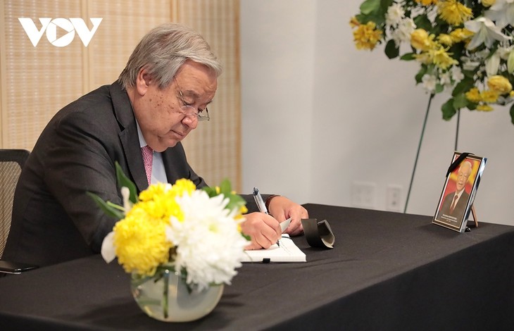 故 응웬 푸 쫑 서기장 조문록에 메시지를 남기는 안토니우 구테흐스(Antonio Guterres) 유엔 사무총장 (사진: VOV)