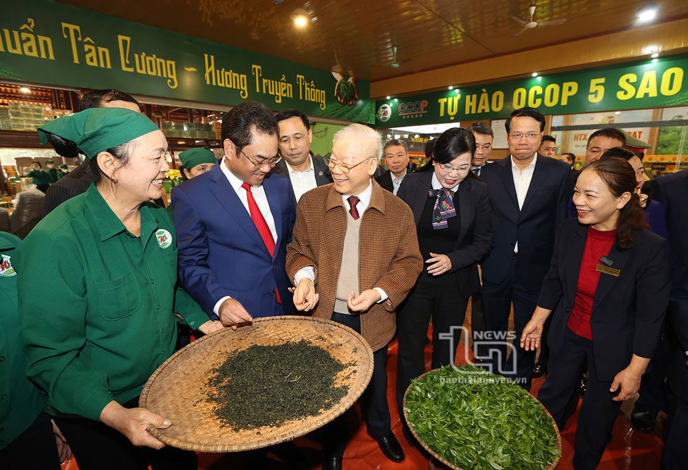 Tổng Bí thư Nguyễn Phú Trọng và Đoàn công tác đến thăm Hợp tác xã chè Hảo Đạt, ở xã Tân Cương, TP. Thái Nguyên (ngày 10/1/2023).