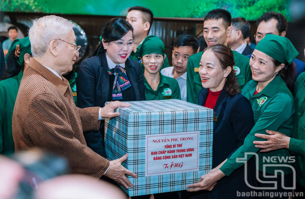 Tổng Bí thư Nguyễn Phú Trọng tặng quà, động viên các thành viên, người lao động của HTX chè Hảo Đạt, ngày 10/1/2023.