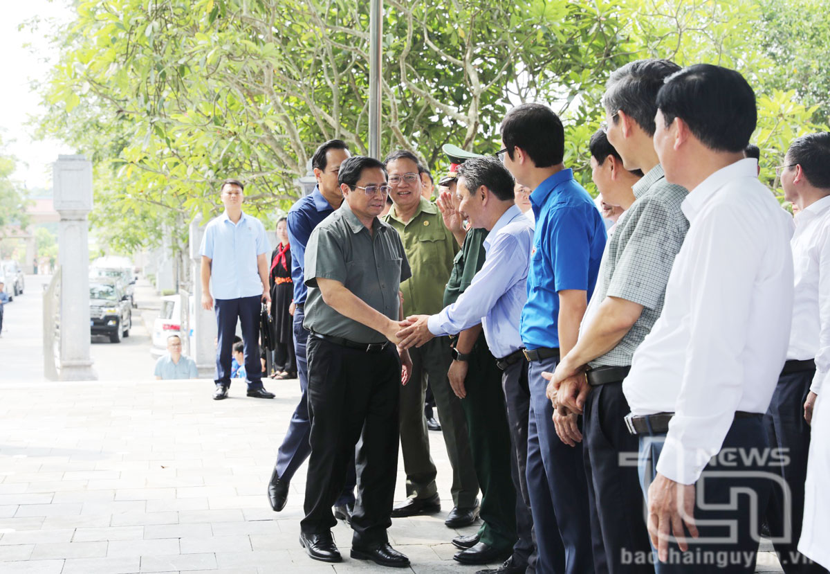 Thủ tướng Chính phủ Phạm Minh Chính dẫn đầu Đoàn công tác của Trung ương cũng lãnh đạo tỉnh Thái Nguyên&nbsp;ến dâng hương, dâng hoa&nbsp;tưởng nhớ, tri ân các Anh hùng liệt sĩ tại Khu di tích lịch sử Quốc gia 27-7.