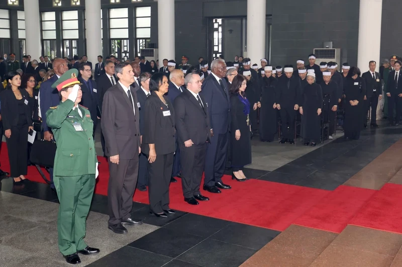 The Cuban delegation, led by President of the National Assembly of Peoples Power of Cuba Esteban Lazo Hernandez, pays respects to General Secretary Nguyen Phu Trong. (Photo: VNA)