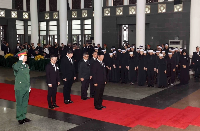 The Cuban delegation, led by President of the National Assembly of Peoples Power of Cuba Esteban Lazo Hernandez, pays respects to General Secretary Nguyen Phu Trong. (Photo: VNA)