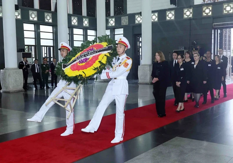 The Australian delegation, led by Senate President Sue Lines, pays respects to General Secretary Nguyen Phu Trong. (Photo: VNA)