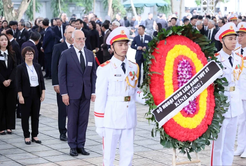 The Swiss delegation, led by State Secretary Alexandre Fasel, pays respects to General Secretary Nguyen Phu Trong. (Photo: VNA)