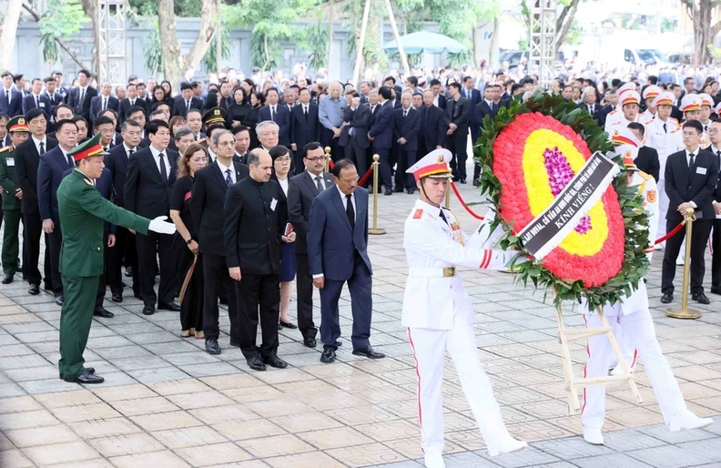 The Republic of India delegation, led by National Security Advisor Ajit Doval, pays respects to General Secretary Nguyen Phu Trong. (Photo: VNA)