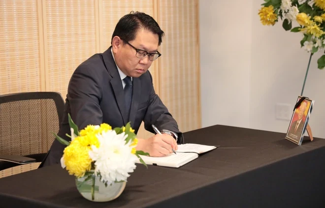 Ambassador Anouparb Vongnorkeo, Permanent Representative of Laos pays homage to and signed the condolence book for General Secretary Nguyen Phu Trong at the Permanent Mission of Vietnam to the UN. (Photo: VNA)