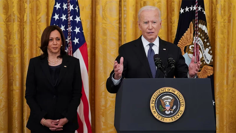 Tổng thống Joe Biden phát biểu tại Nhà trắng, ngày 20/5/2021. Đứng cạnh ông là Phó Tổng thống Kamala Harris. (Ảnh: Reuters)