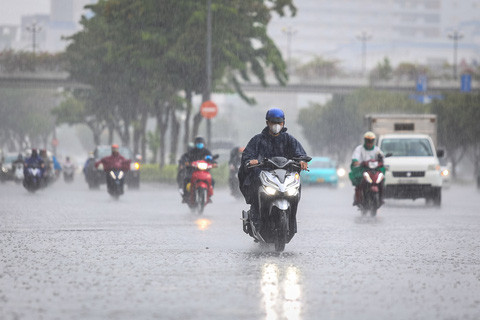 Mưa dông xảy ra chiều và tối tại nhiều khu vực trên cả nước (Ảnh minh hoạ)