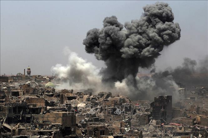 Khói bốc lên sau một vụ không kích tại Mosul, Iraq. Ảnh tư liệu: AFP/TTXVN