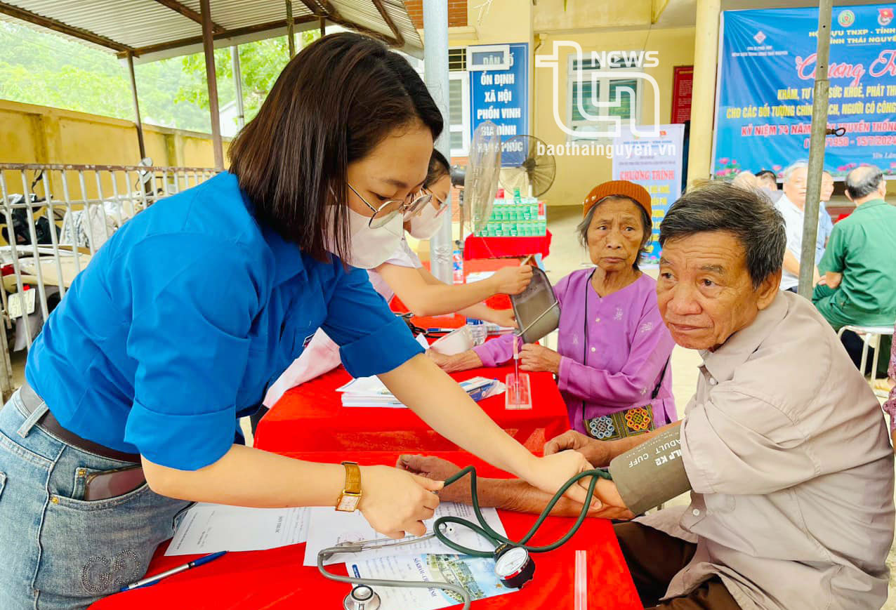 Bác sĩ trẻ của Bệnh viện Trung ương Thái Nguyên khám sức khỏe miễn phí cho người cao tuổi thuộc diện gia đình chính sách, người có công... tại xã Yên Lãng (Đại Từ)