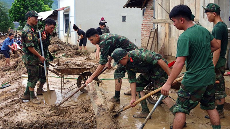 Cán bộ, chiến sĩ Bộ Chỉ huy Quân sự tỉnh Sơn La giúp người dân các bản xã Chiềng Sơ, Mường Lầm khắc phục hậu quả mưa lũ.