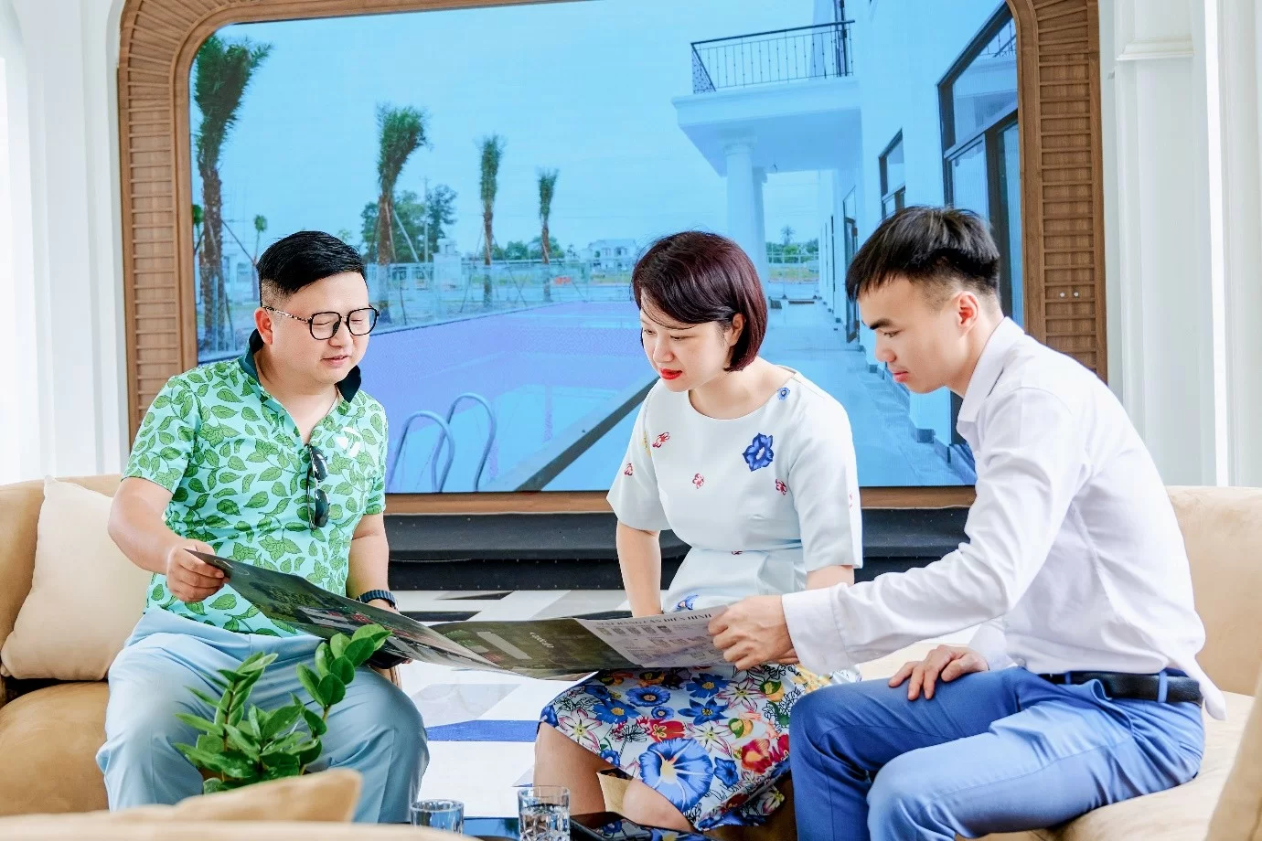 Ông Jack Lu tham khảo các tiện ích dự án City Rise.