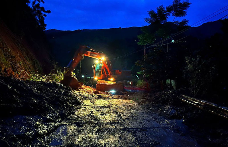 Sở Xây dựng tỉnh Sơn La đã chỉ đạo, huy động phương tiện giải tỏa bùn, đất gây ách tắc giao thông tại các tuyến đường bị ảnh hưởng bởi mưa lũ.