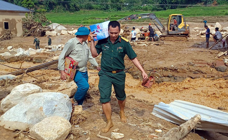 Các lực lượng tham gia tiếp tế thực phẩm và bảo đảm công tác phòng, chống dịch bệnh cho người dân tại các xã bị ảnh hưởng bởi mưa lũ.