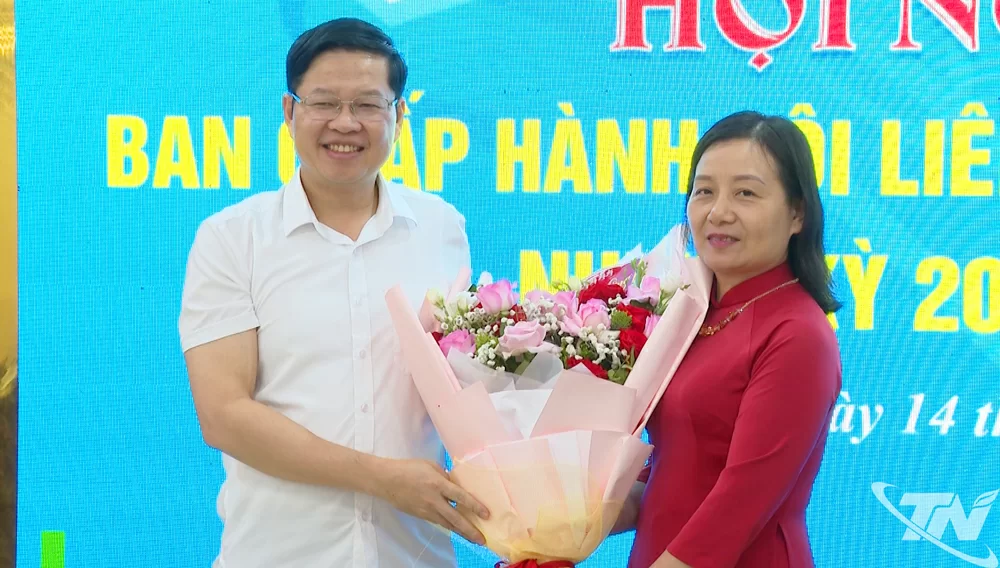 Đồng chí Đinh Quang Tuyên, Phó Bí thư tỉnh ủy, Chủ tịch Ủy ban MTTQ tỉnh tặng hoa chúc mừng đồng chí Hà Thị Đào, Chủ tịch Hội Liên hiệp Phụ nữ tỉnh Thái Nguyên, nhiệm kỳ 2021-2026.