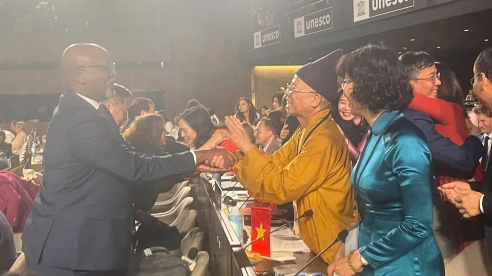 Bạn bè quốc tế chúc mừng đoàn Việt Nam.