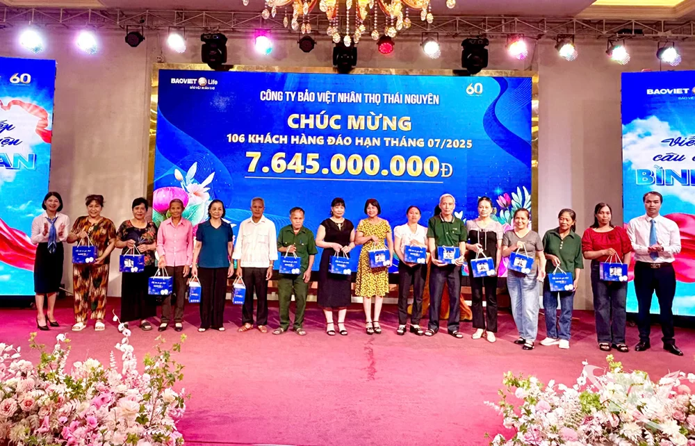 Công ty Bảo Việt Nhân thọ Thái Nguyên chi trả tiền cho khách hàng đến kỳ đáo hạn hợp đồng.