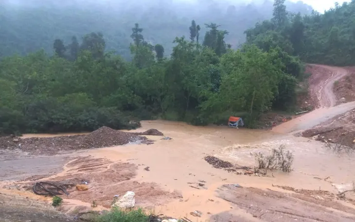 Nước lũ lên đã làm cầu tràn bị chìm trong nước. Ảnh CSCC.