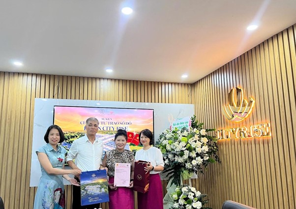 CĐT bàn giao giấy chứng nhận quyền sử dụng đất cho khách hàng