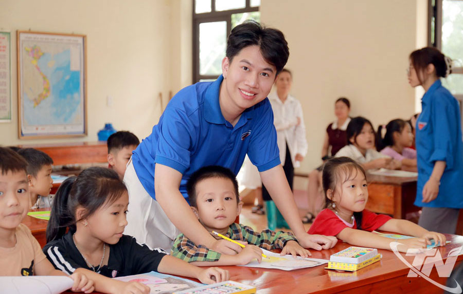 Đoàn Thanh niên xã Cẩm Giàng phối hợp với Đoàn Trường Đại học Sân khấu - Điện ảnh Hà Nội tổ chức dạy vẽ cho thiếu nhi trong dịp hè.