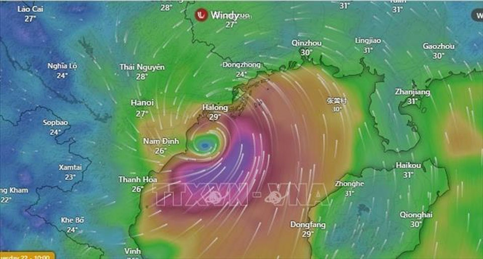 Người dân chỉ nên tiếp nhận và chia sẻ các thông tin về thời tiết, bão lũ từ các nguồn chính thức từ hệ thống dự báo, cảnh báo khí tượng thủy văn quốc gia. Trong ảnh: Vị trí và hướng di chuyển của bão số 3 lúc 10 giờ ngày 22/7. Ảnh: TTXVN phát
