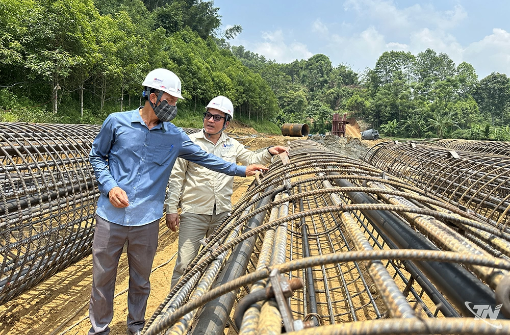 Nhà thầu chuẩn bị các điều kiện để dựng trụ mố, trụ cầu.