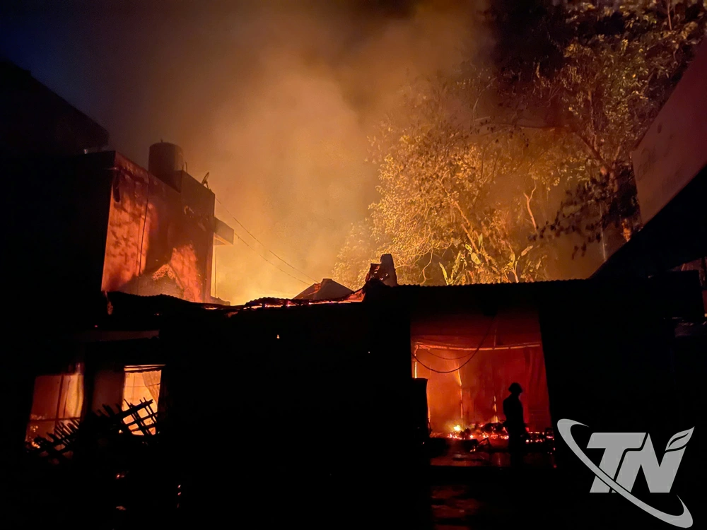 Ngọn lửa cháy trong đêm sáng cả một vùng, khói và ngọn lửa cao nên khó tiếp cận.