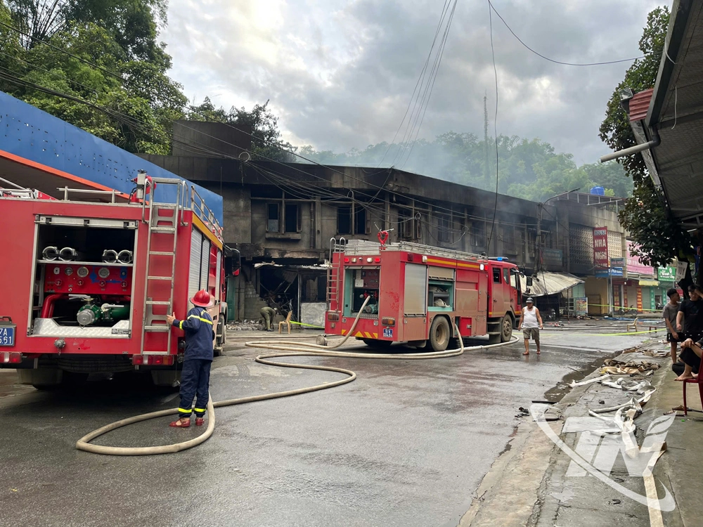 Xe cứu hỏa đến hỗ trợ người dân ngay sau đó.