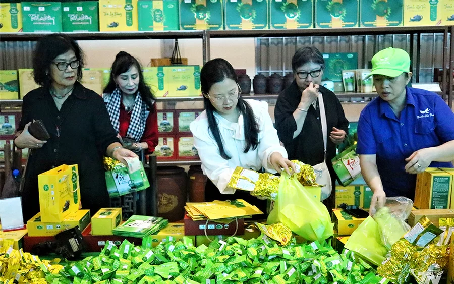 Chè Thái Nguyên được nhiều du khách lựa chọn làm quà biếu có giá trị.