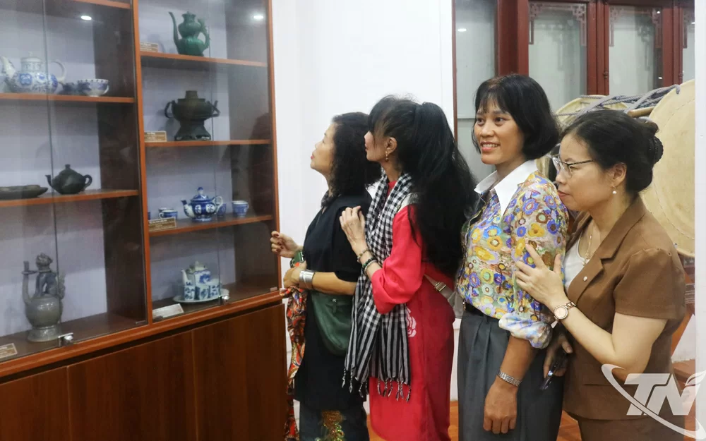 Du khách tham quan Không gian Văn hóa trà Tân Cương, nơi lưu giữ nhiều tài liệu, hiện vật về chè Việt Nam.