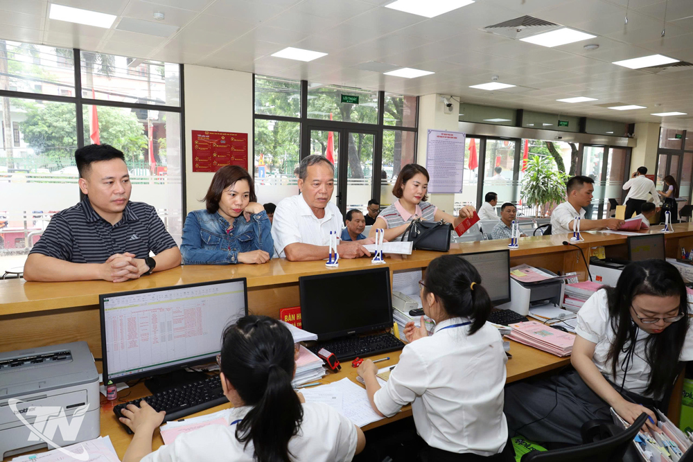 Người dân đến làm thủ tục hành chính tại Trung tâm Phục vụ hành chính công phường Phan Đình Phùng.