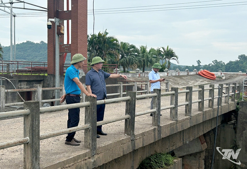 Lãnh đạo Công ty TNHH MTV khai thác thuỷ lợi Thái Nguyên kiểm tra xả tràn tại Hồ Núi Cốc.