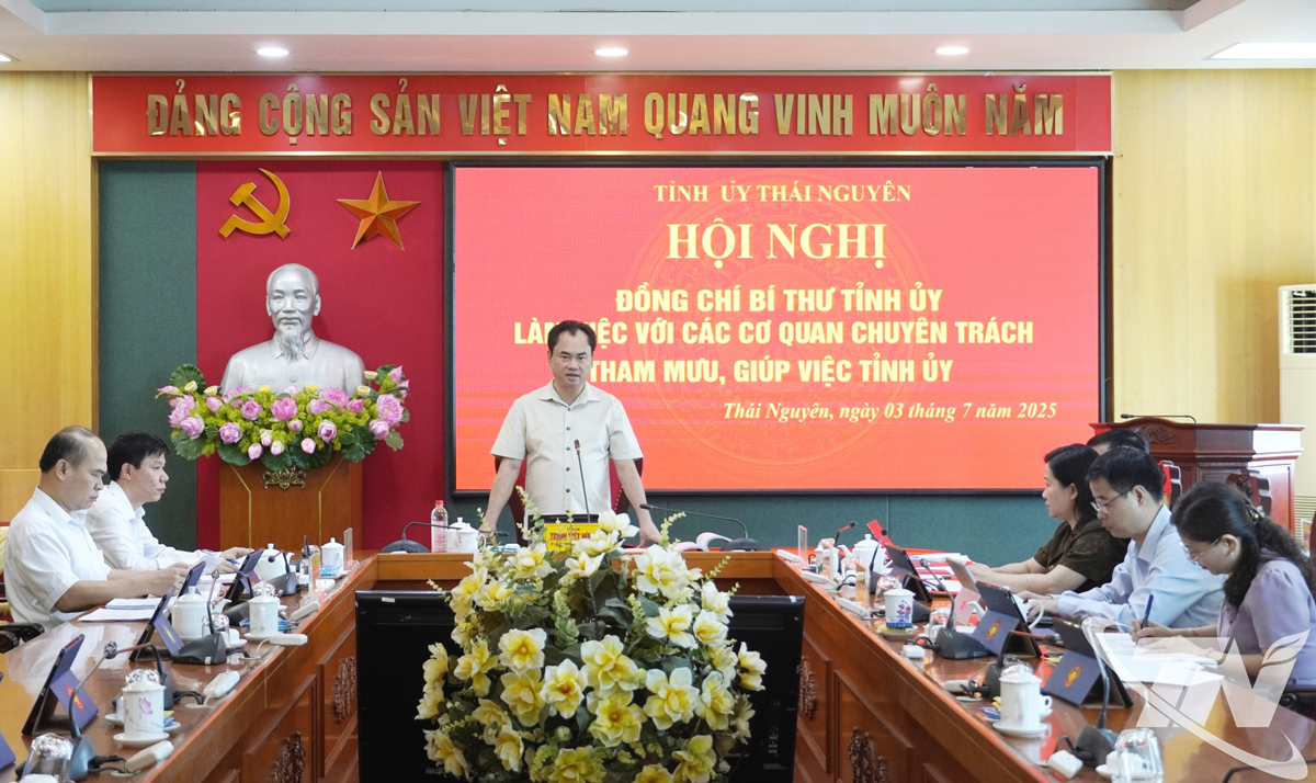 Đồng chí Bí thư Tỉnh ủy Trịnh Việt Hùng chủ trì Hội nghị.