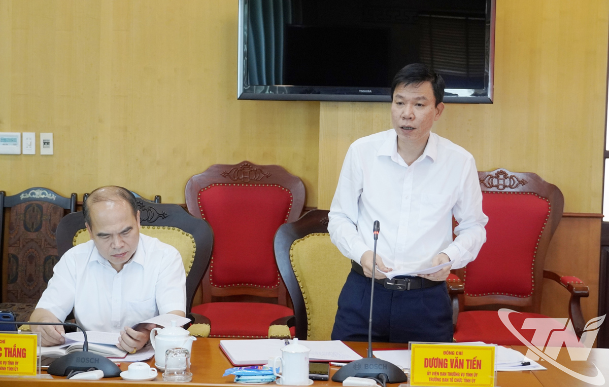 Đồng chí Dương Văn Tiến, Ủy viên Ban Thường vụ, Trưởng Ban Tổ chức Tỉnh ủy, báo cáo tại Hội nghị.