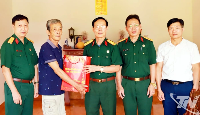Hội Cựu chiến binh tỉnh tặng quà người có công xã Chợ Mới