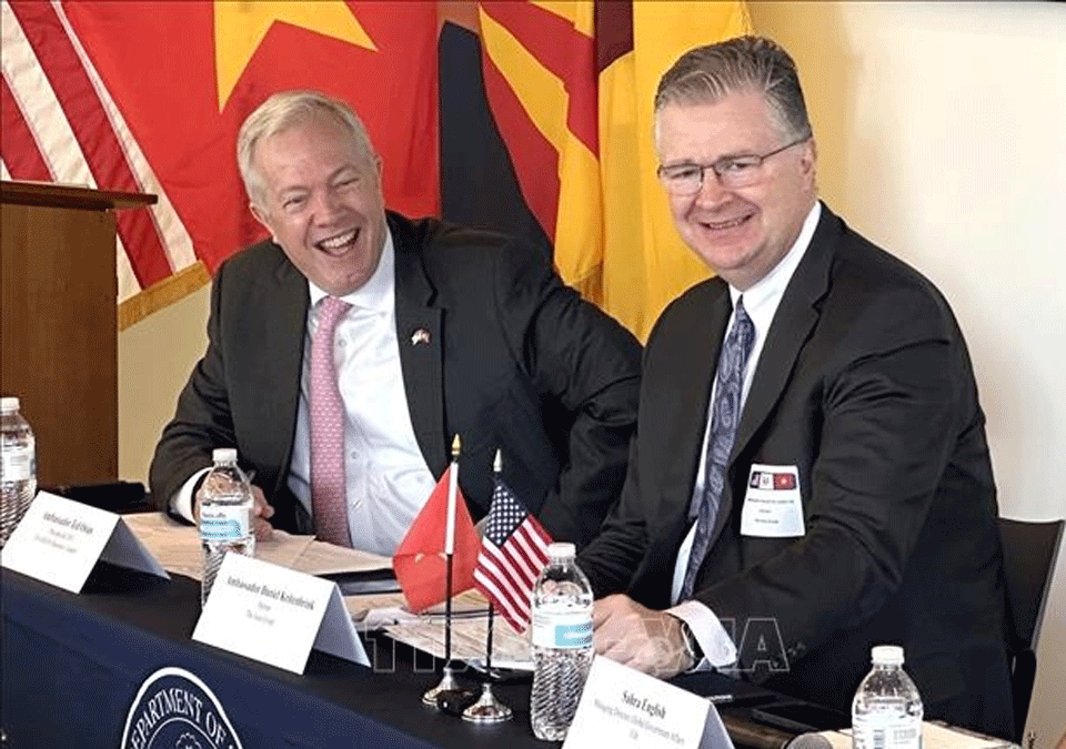 Các cựu Đại sứ Ted Osius (trái) và Daniel Kritenbrink. 