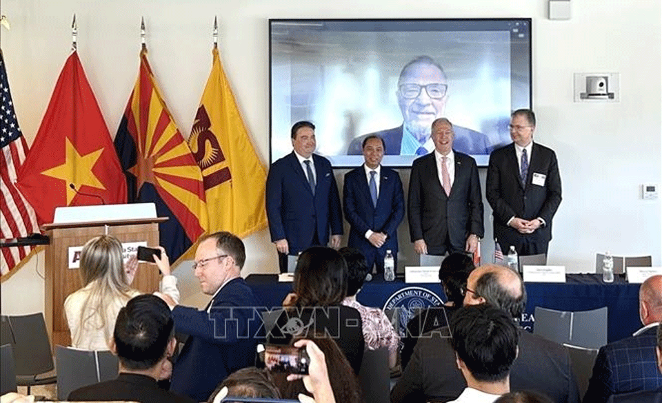 Các đại sứ Mỹ tại Việt Nam qua các thời kỳ và Đại sứ Việt Nam tại Mỹ Nguyễn Quốc Dũng (thứ hai, từ trái sang). 