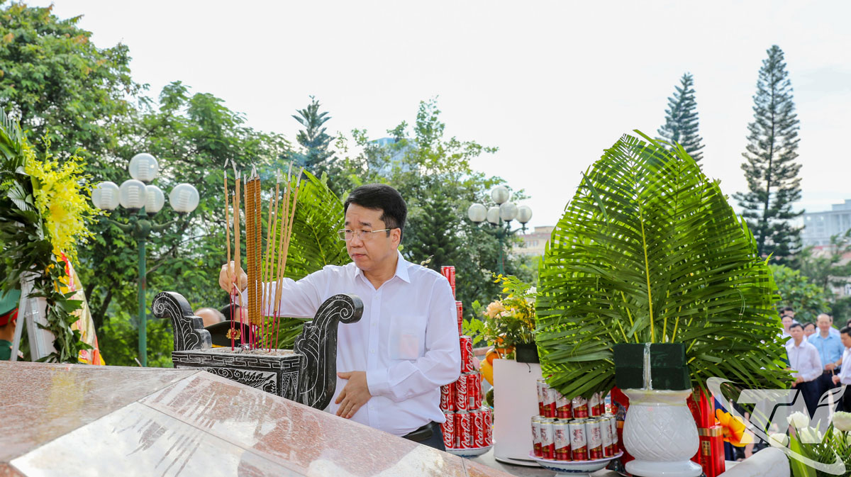 Các đồng chí lãnh đạo tỉnh dâng hương tưởng niệm các Anh hùng liệt sĩ.