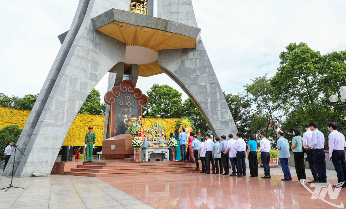 Các đại biểu dâng hương tưởng niệm các Anh hùng liệt sĩ.