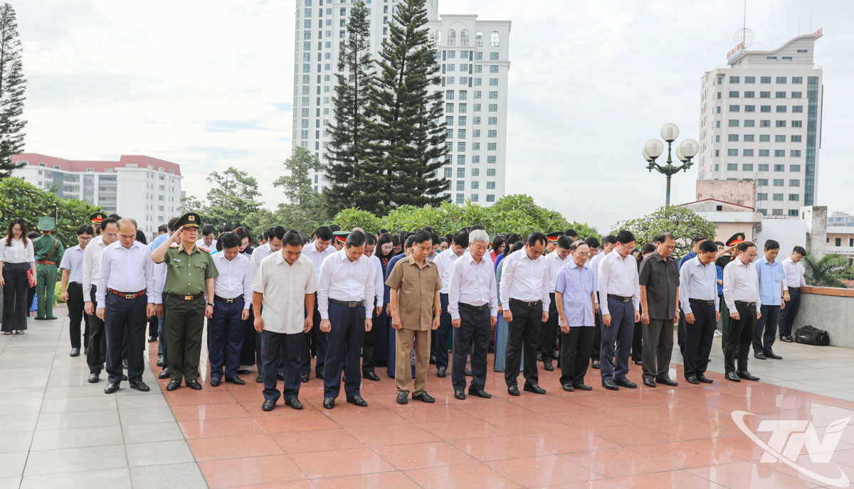 Đoàn đại biểu tỉnh Thái Nguyên tưởng niệm các Anh hùng liệt sĩ.