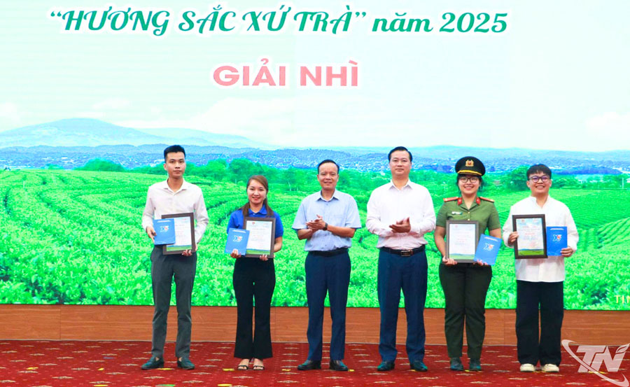 Đồng chí Đồng Văn Lưu, Phó Chủ tịch HĐND tỉnh trao giải Nhì Cuộc thi ảnh và video clip “Hương sắc xứ trà” năm 2025 cho các tác giả.