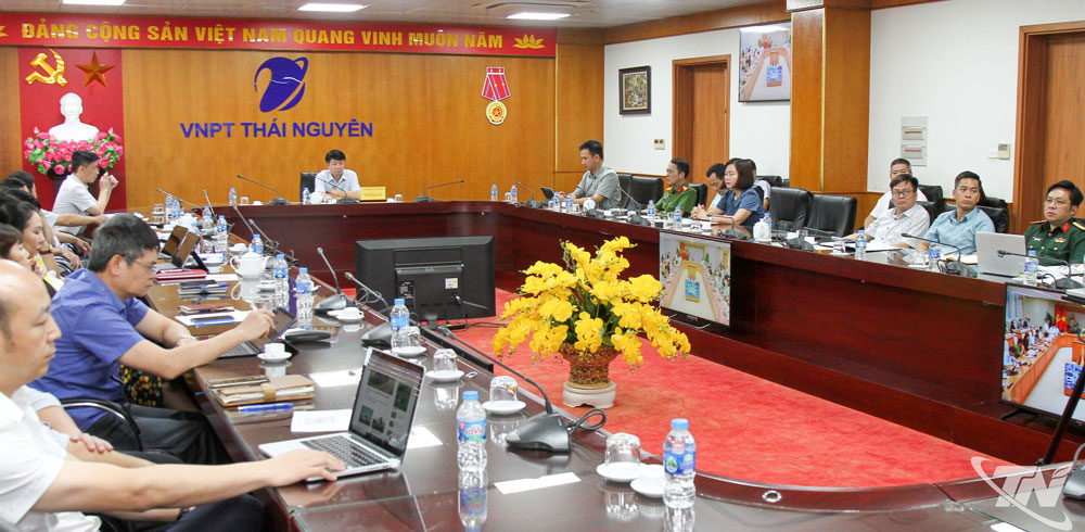 Đồng chí Nông Quang Nhất, Phó Chủ tịch UBND tỉnh chủ trì cuộc họp tại điểm cầu Thái Nguyên