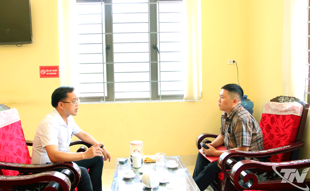 Đồng chí Triệu Quang Hùng, Chủ tịch UBND xã Đồng Phúc (áo trắng) hội ý nhanh cùng Phó Chủ tịch UBND xã về công tác tuyên truyền, vận động người dân trong xóa nhà tạm, nhà dột nát trên địa bàn.