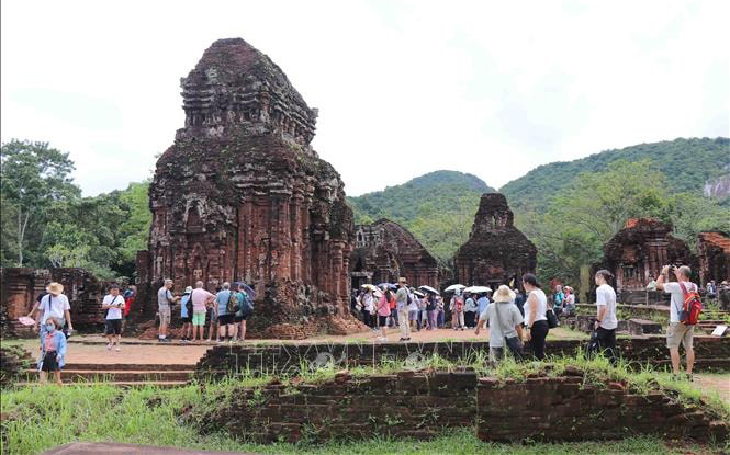 Du khách tham quan Di sản Văn hóa thế giới Mỹ Sơn tại TP Đà Nẵng. Ảnh: Đoàn Hữu Trung/TTXVN